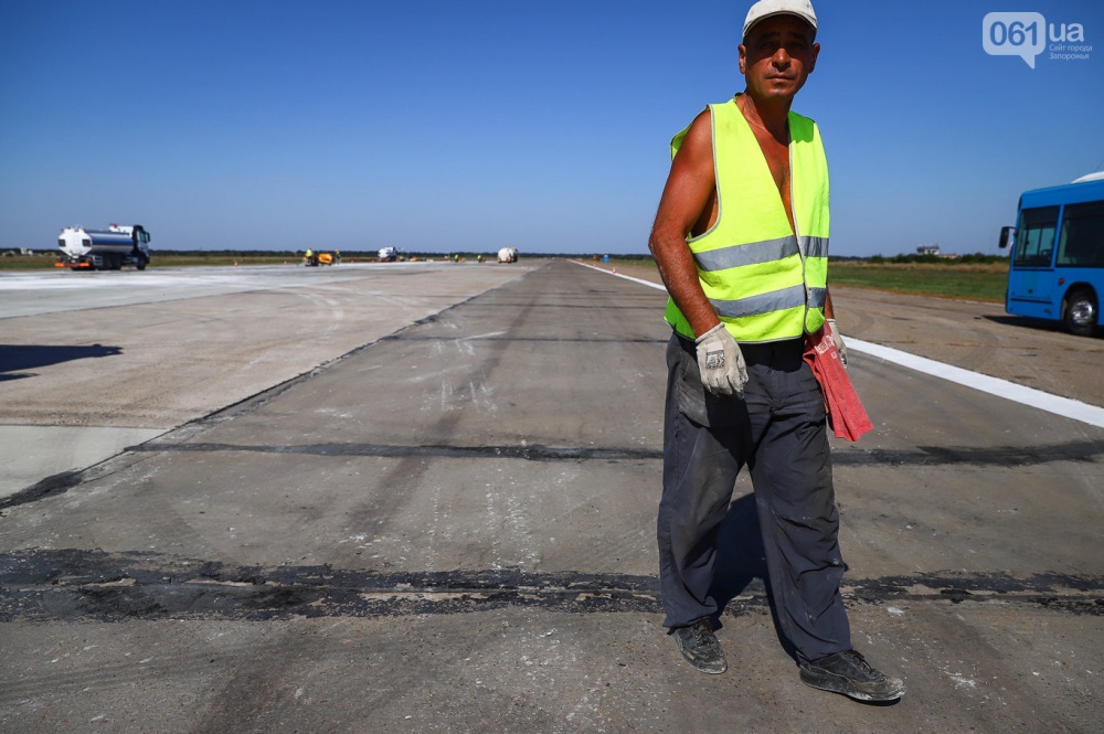 Реконструкция полосы и светосигнальное оборудование: в запорожском аэропорту проводят работы на 442 миллиона гривен, - ФОТОРЕПОРТАЖ