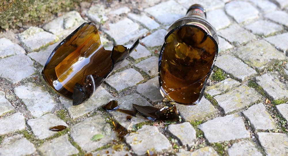Будьте осторожны: в Днепре людям на головы летят бутылки и мусор
