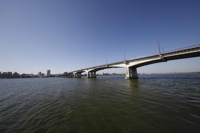 Совместный заплыв: активисты и эксперты осмотрели ремонт Центрального моста с воды