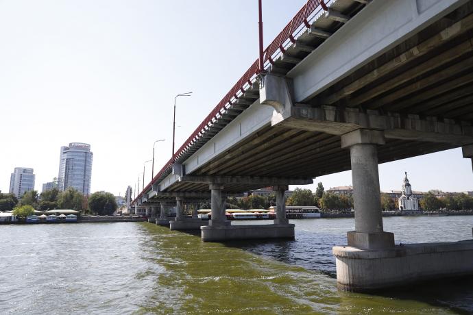 Совместный заплыв: активисты и эксперты осмотрели ремонт Центрального моста с воды