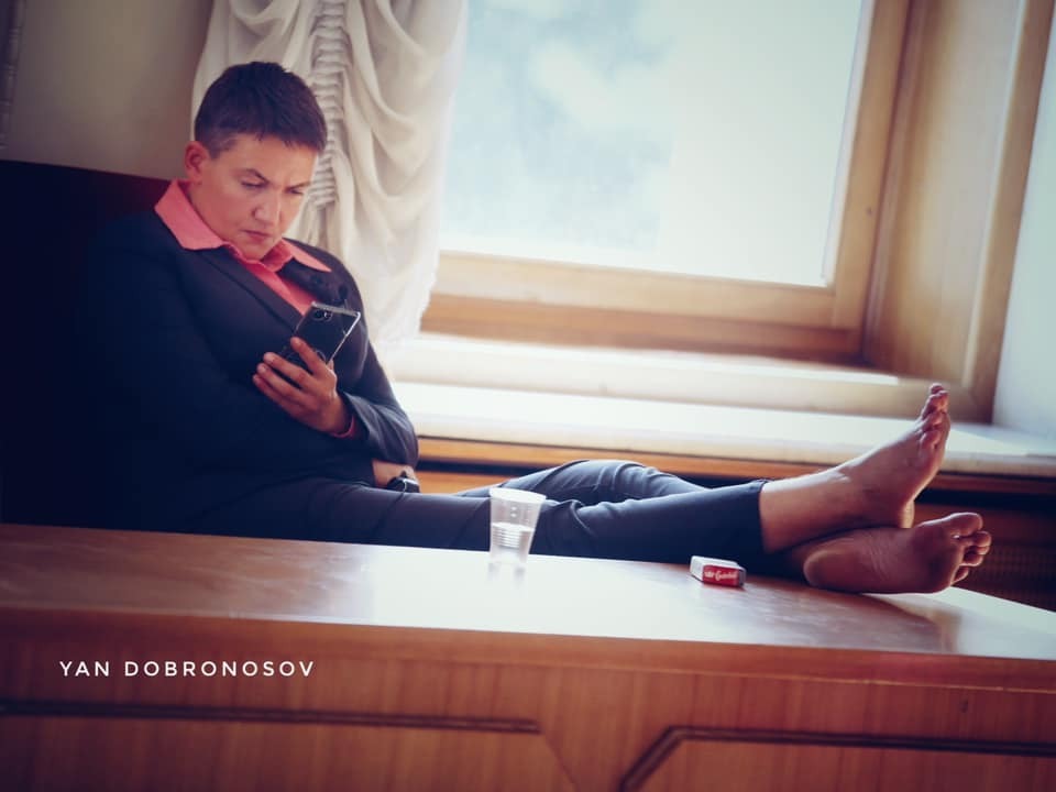 ''Она их не моет''? Фото Савченко с ногами на столе ужаснуло сеть