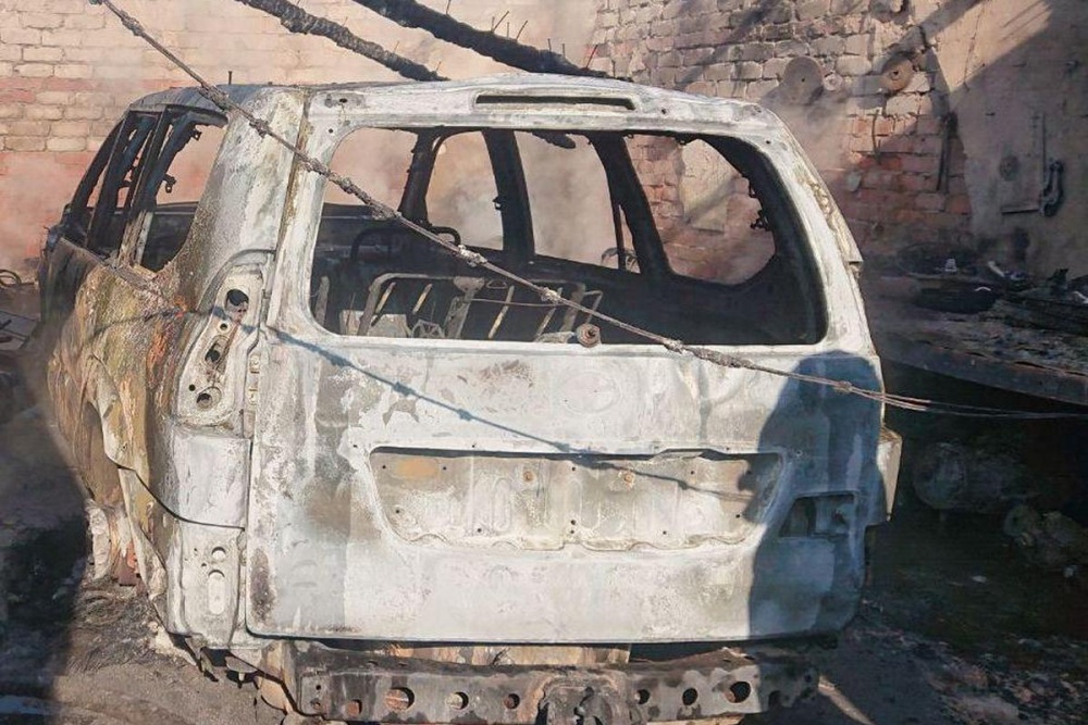 Под Днепром вместе с гаражом дотла сгорел Toyota Land Cruiser