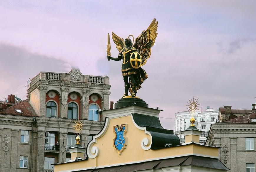 Сегодня день архангела Михаила - покровителя Киева. Поздравления и открытки с именинами