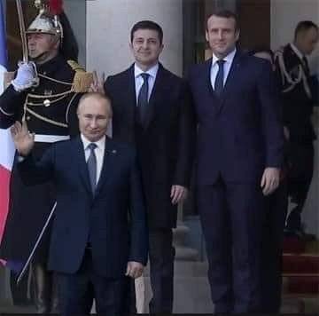 В сети постят фото, как Зеленский ставит в Париже рожки Путину. Это фейк?