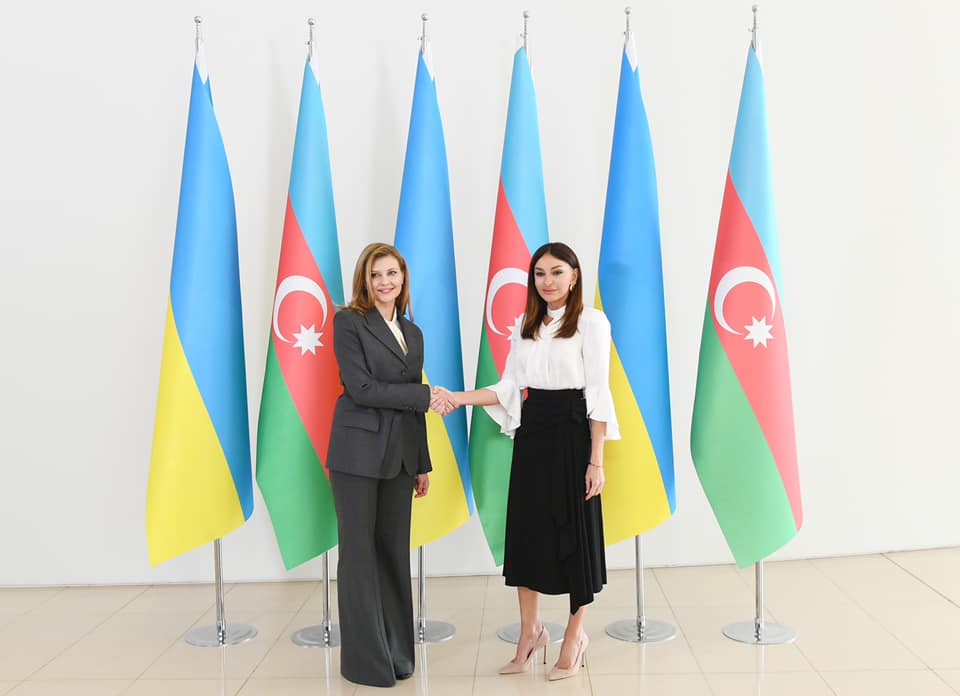Елена Зеленская встретилась в Баку с женой президента Азербайджана за столом со сладостями. Фото