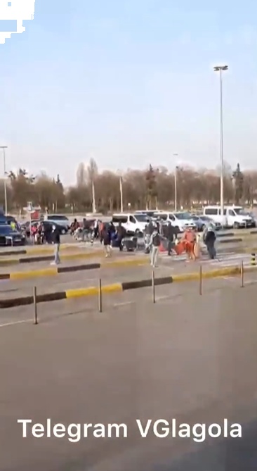 Прилетевшие из Вьетнама украинцы пытались вырваться из аэропорта. Видео