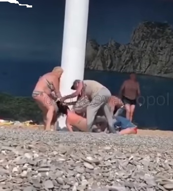В Крыму пьяная женщина устроила ''голое'' побоище на пляже. Видео 18+