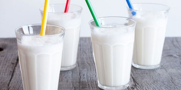 Пять рецептов молочных коктейлей для лета - с колой, клубникой, кофе, с мороженым и без