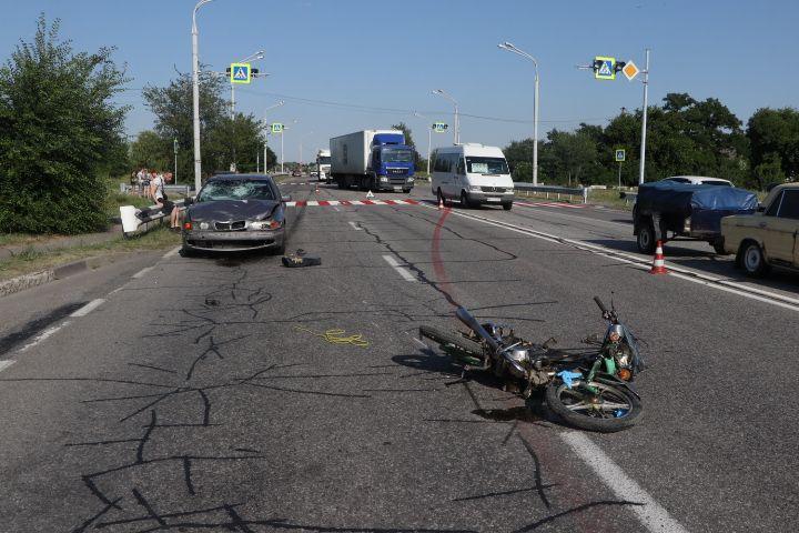 В Днепре на Полтавском шоссе BMW столкнулся с мотоциклом: мужчина умер на месте