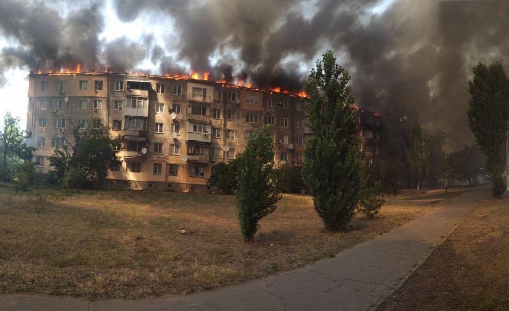 Масштабный пожар в Новой Каховке: жителей пятиэтажки пришлось эвакуировать, фото, видео