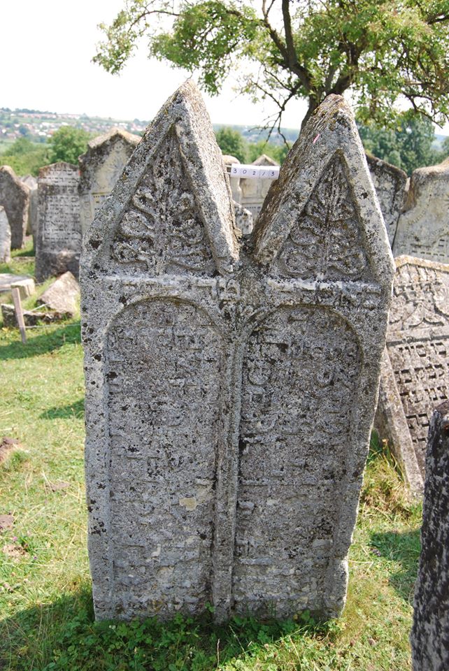 В Подгайцах поставили на учет древние надгробия