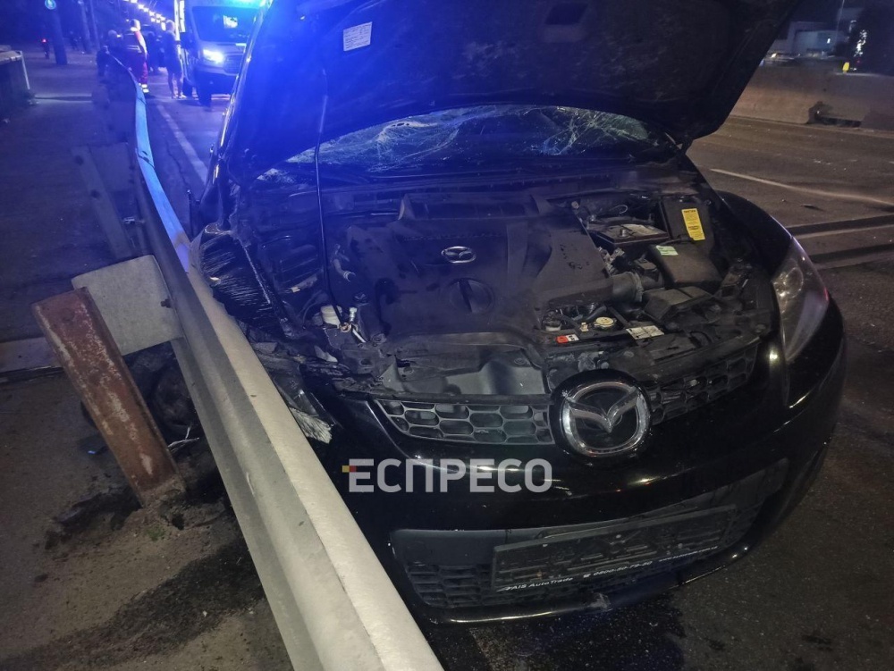 В Киеве Mazda на скорости протаранила машину с ребенком. Фото ДТП