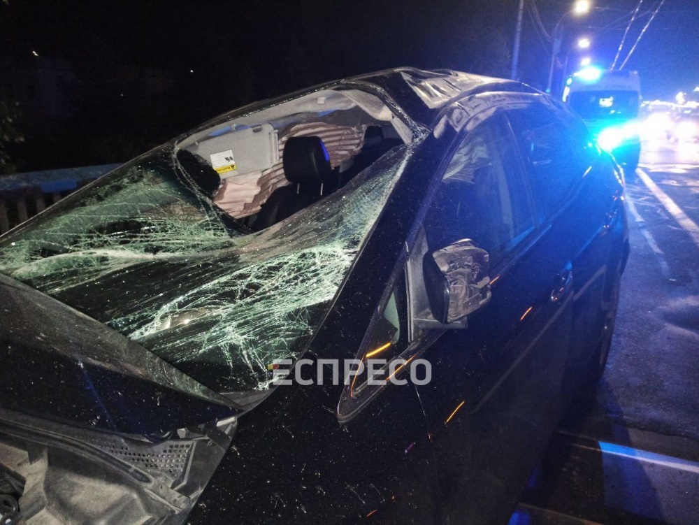 В Киеве Mazda на скорости протаранила машину с ребенком. Фото ДТП