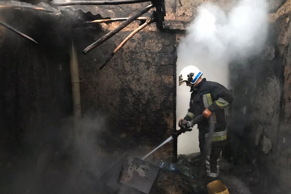 На Днепропетровщине масштабный пожар охватил жилой дом