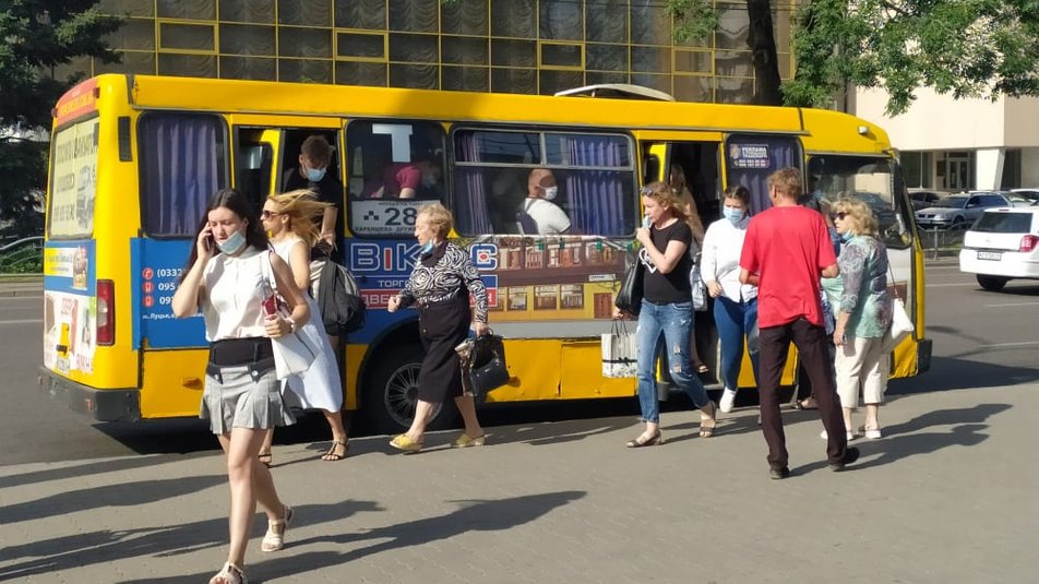 В Луцке не вышли в рейс 70 маршруток, транспорт переполнен - СМИ