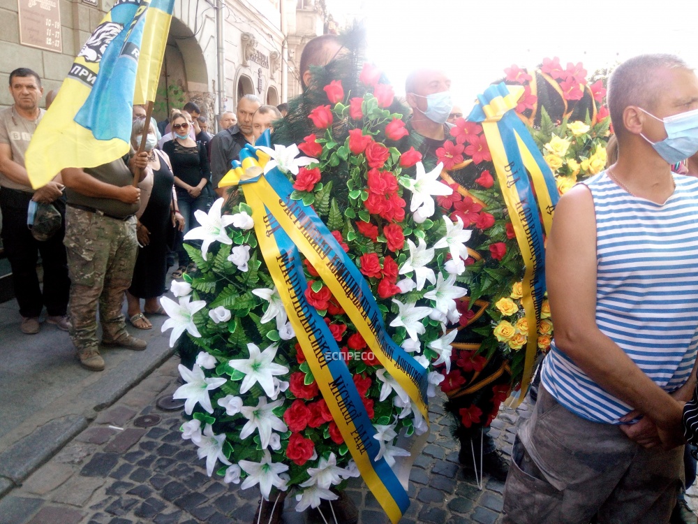 Человек с государственным мышлением: во Львове похоронили легендарного командира "Червня"