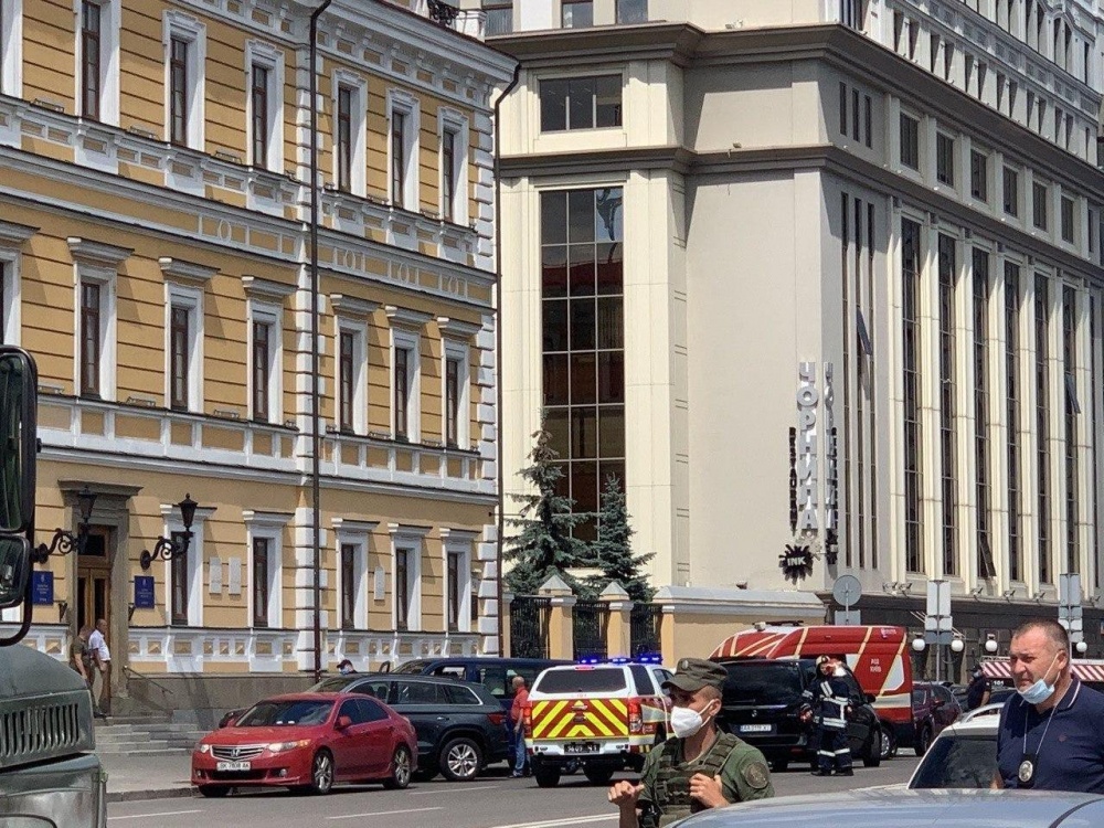 В Киеве мужчина угрожает взорвать бомбу в БЦ "Леонардо": Все, что известно на данный момент