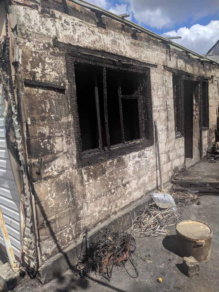В Днепре на Шахтинской сгорел дом, пострадала женщина: нужна помощь