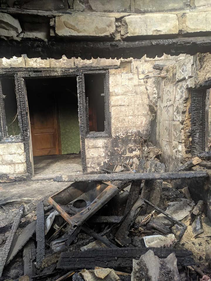 В Днепре на Шахтинской сгорел дом, пострадала женщина: нужна помощь