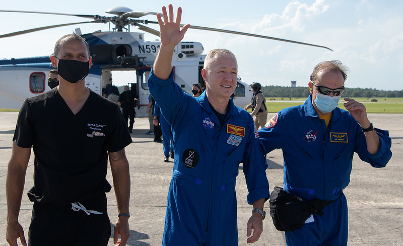 Спейс шаттл Crew Dragon с двумя астронавтами на борту успешно вернулся на Землю: фото и видео