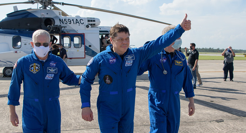 Спейс шаттл Crew Dragon с двумя астронавтами на борту успешно вернулся на Землю: фото и видео