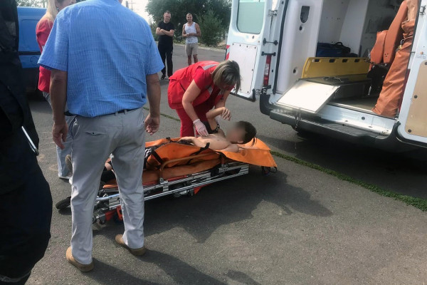 В Кривом Роге спасатели снимали пьяного подростка с трубы под мостом