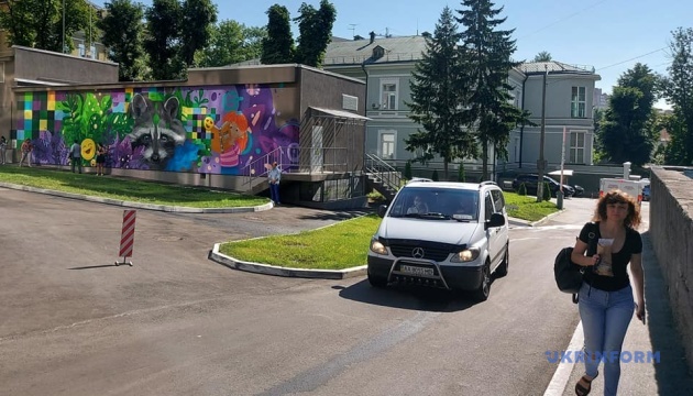 Новый корпус "Охматдета" и школы Киева украсили smart-муралами