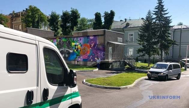 Новый корпус "Охматдета" и школы Киева украсили smart-муралами