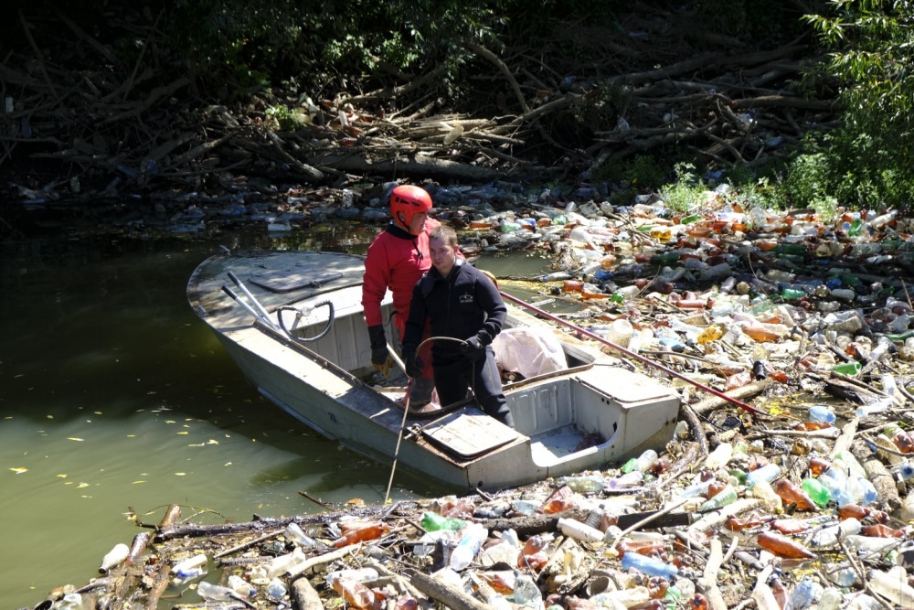 Мусорную пробку на одной из рек Закарпатья ликвидировали спасатели (ФОТО, ВИДЕО)