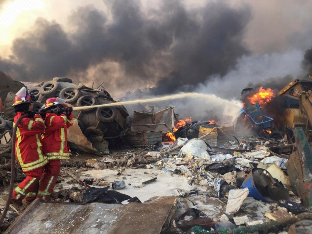 Осколки, тела погибших и пожары. Опубликованы фото и видео страшных последствий взрывов в Бейруте