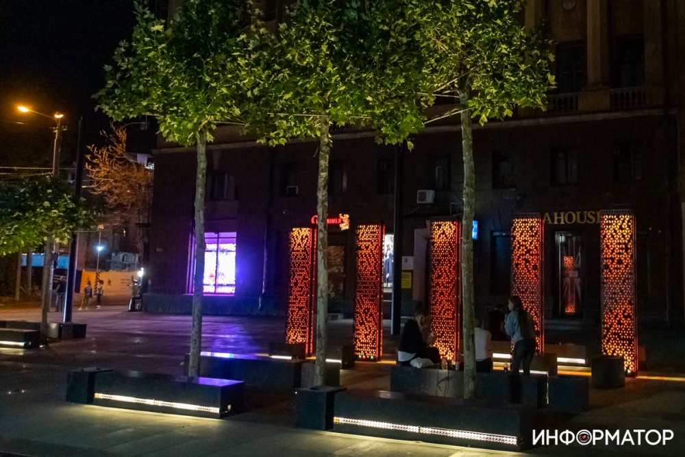Огромные ночники в центре Днепра: как выглядят светящиеся арт-объекты на Короленко