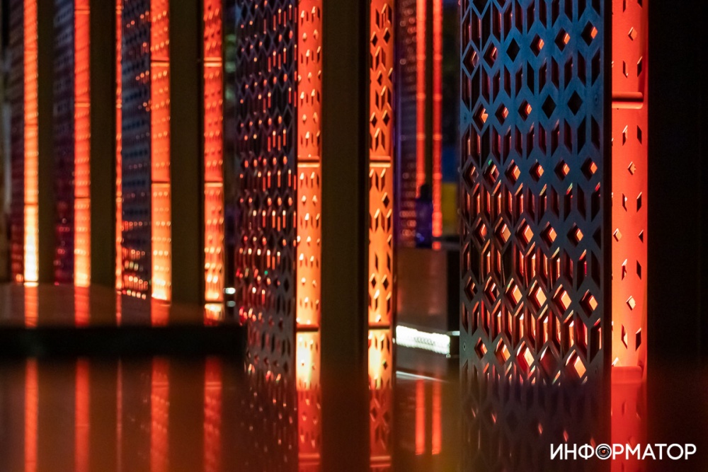 Огромные ночники в центре Днепра: как выглядят светящиеся арт-объекты на Короленко