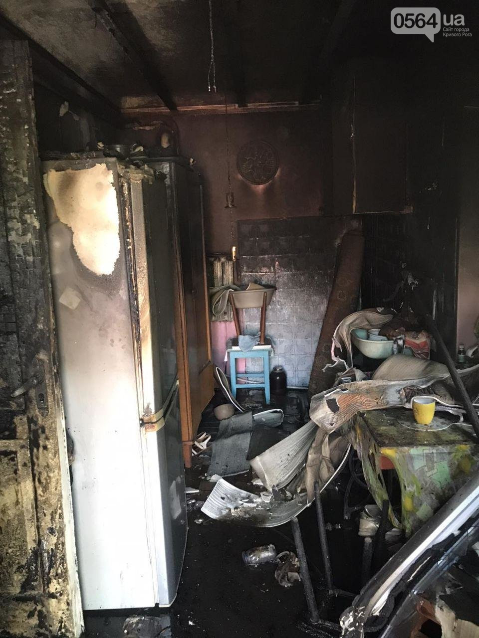 Из горящего дома криворожские спасатели эвакуировали 89-летнюю женщину