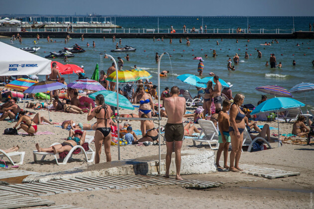 Никаких масок и забитые пляжи: что происходит на пляжах Одессы (фото)