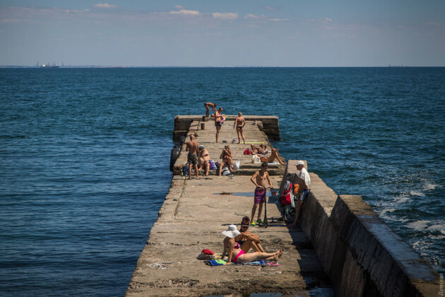 Никаких масок и забитые пляжи: что происходит на пляжах Одессы (фото)