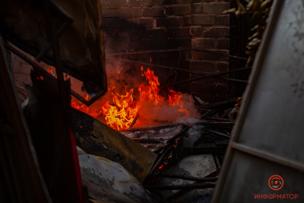 В Днепре на Казакова горел мебельный склад