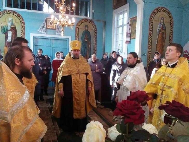 Прихожане не пустили свяшенника в церковь из-за Путина (фото)