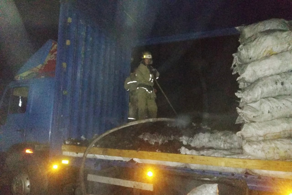 Под Днепром загорелся грузовик с углем: есть ли пострадавшие, - ФОТО