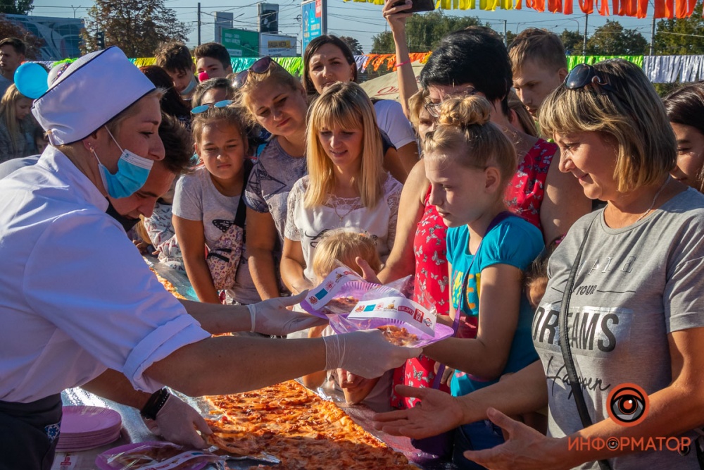 В Днепре на День города испекли самую длинную пиццу в Украине