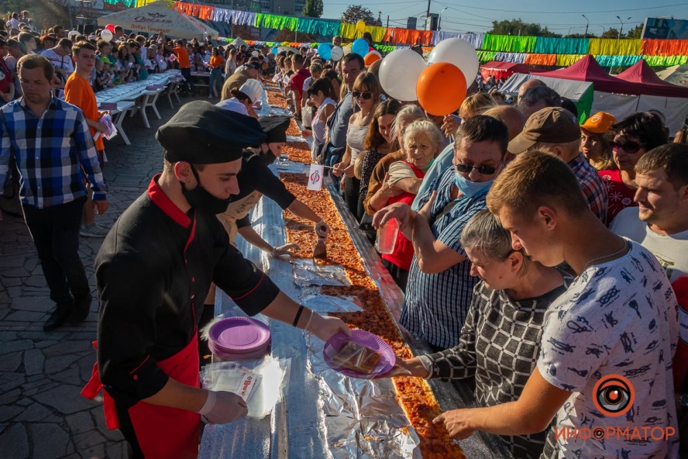 В Днепре на День города испекли самую длинную пиццу в Украине