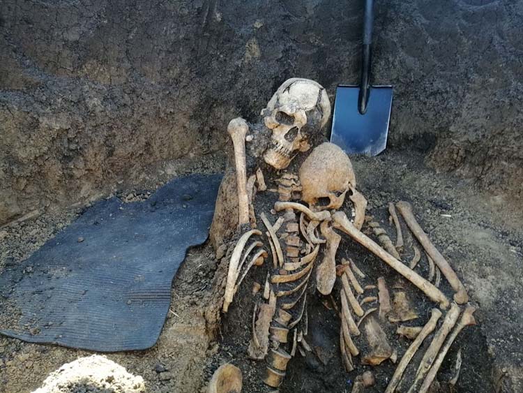 Криворожские поисковики нашли в «Барвенковском котле» два скелета в последнем объятии
