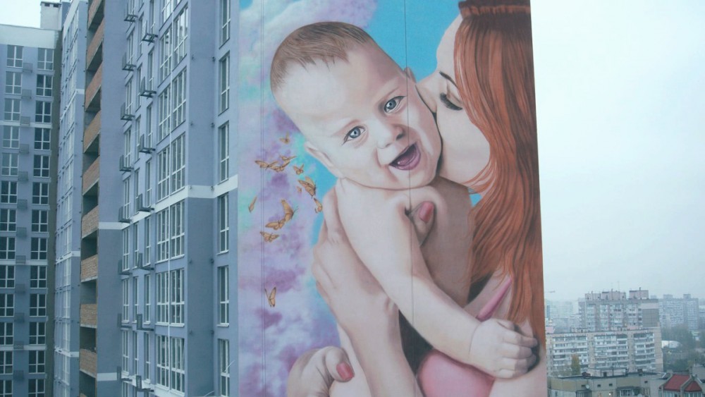 В Киеве создали мурал про семейные ценности без отца. ФОТО