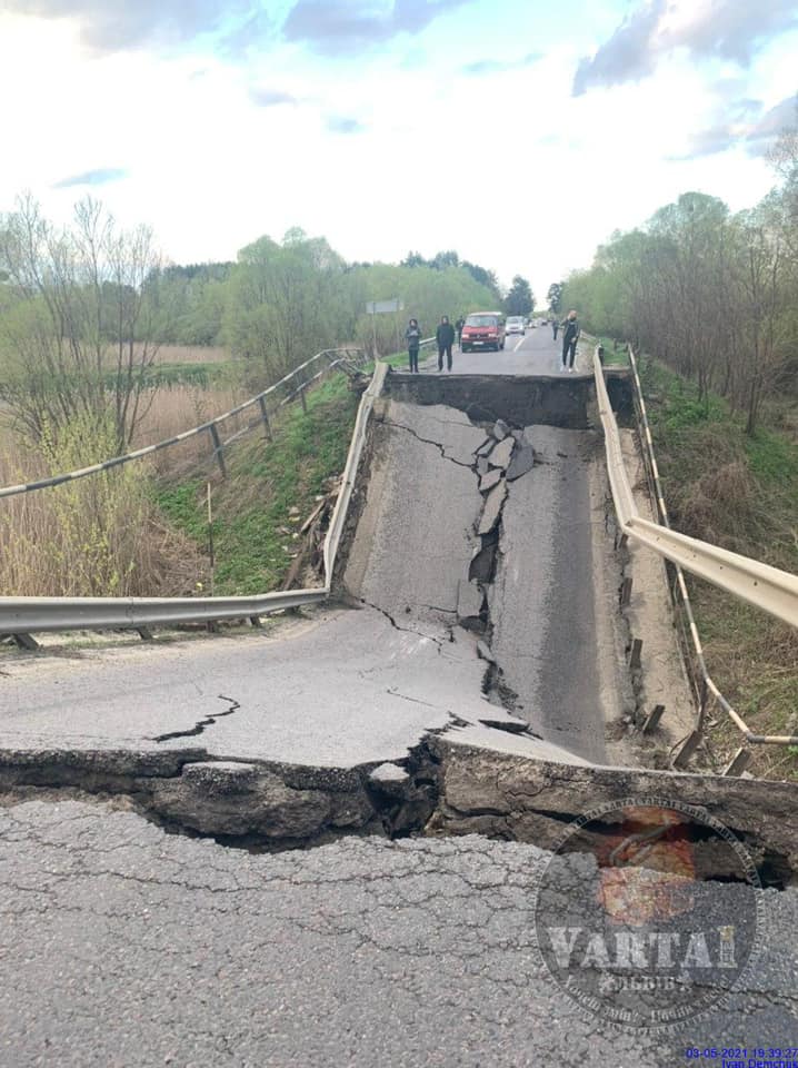 Во Львовской области рухнул мост, соединяющий Львов и Луцк: фото