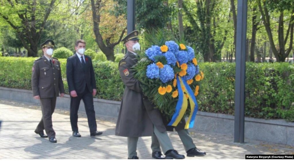 В Праге торжественно почтили память украинцев, погибших во время освобождения от нацистов Чехословакии в конце Второй мировой войны (ФОТО)