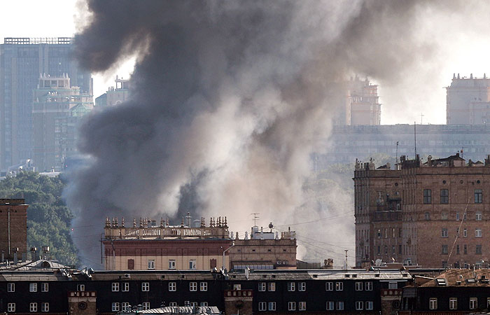 В центре Москвы - пожар и взрывы на складе пиротехники