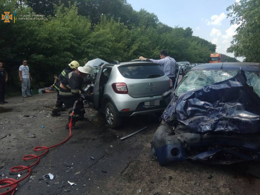 Серьезное ДТП под Харьковом: чтобы вытащить водителя понадобилась помощь спасателей