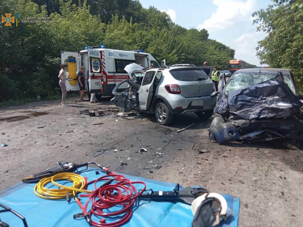 Серьезное ДТП под Харьковом: чтобы вытащить водителя понадобилась помощь спасателей