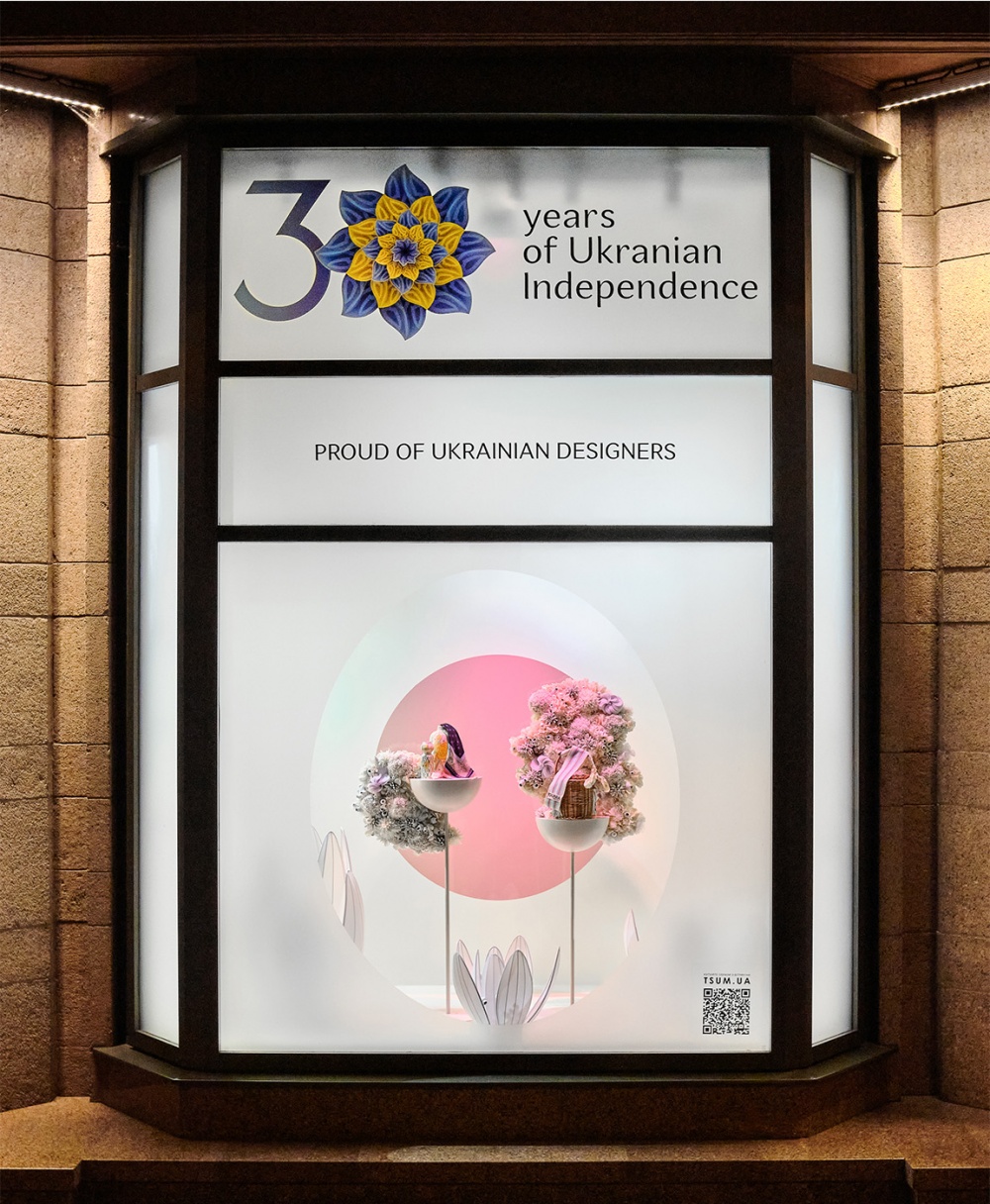 К 30-летию Независимости Украины витрины ЦУМ украсили работы украинских дизайнеров