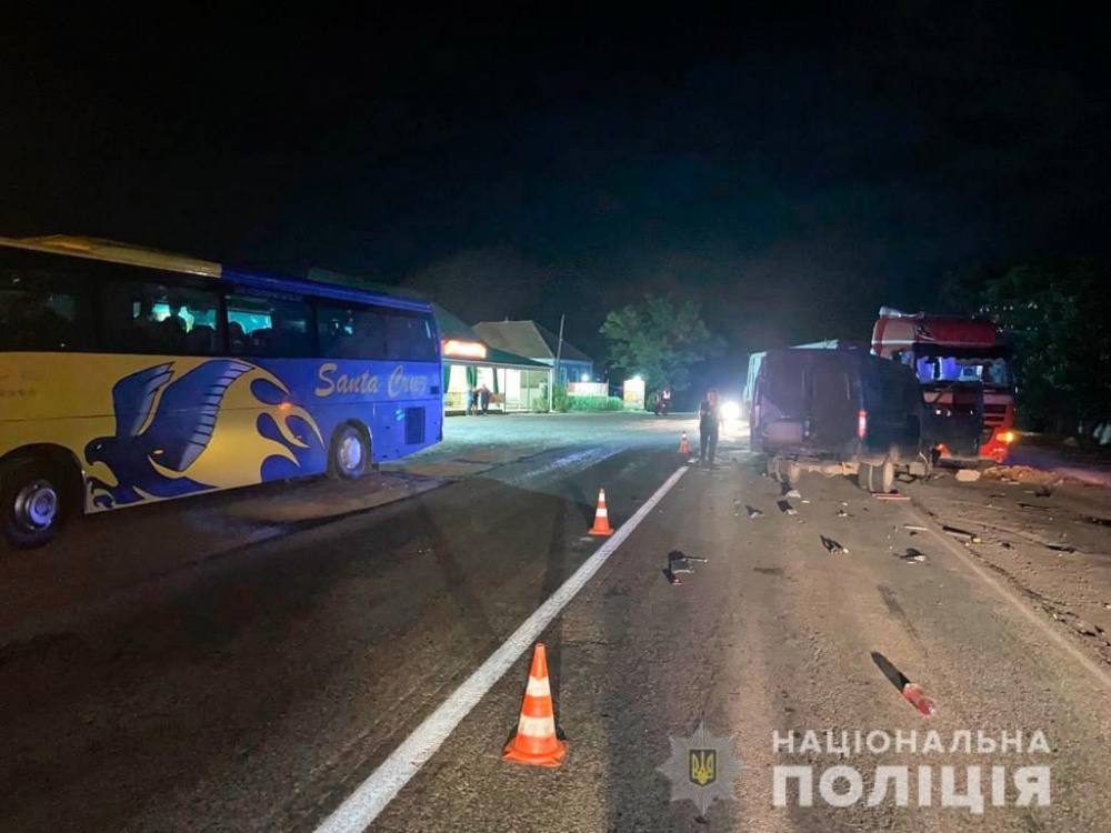 Ночное ДТП на Николаевщине. DAF столкнулся с ГАЗелью, водителя которой потом насмерть сбил автобус (ФОТО)