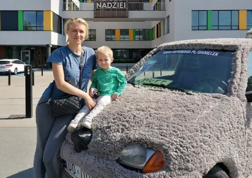 Украинец в Польше переделал свою машину в собаку, чтобы собрать деньги для лечения сына (ФОТО)
